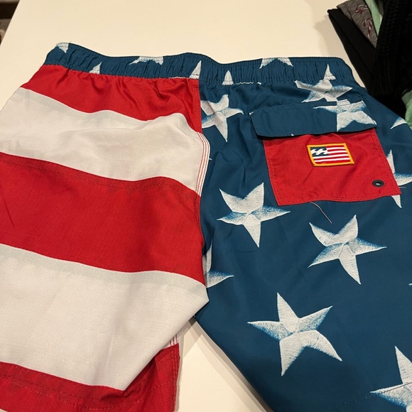 Men’s Billabong Stars and Stripes Boardshorts size small - Picture 2 of 3